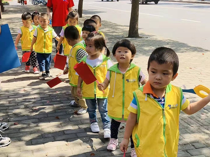 “向國(guó)旗敬禮、弘揚(yáng)愛(ài)國(guó)精神”--記嬰智貝佳老閔行園兒童之家托管班國(guó)慶活動(dòng)